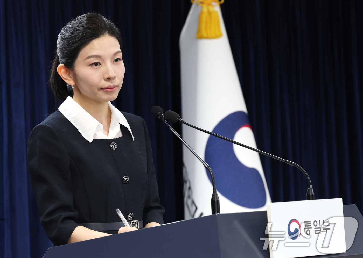 (서울=뉴스1) 임세영 기자 = 김인애 통일부 부대변인이 18일 서울 종로구 정부서울청사에서 정례브리핑을 하고 있다.  2025.4.18/뉴스1