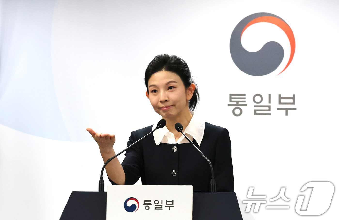 (서울=뉴스1) 임세영 기자 = 김인애 통일부 부대변인이 18일 서울 종로구 정부서울청사에서 정례브리핑을 하고 있다.  2025.4.18/뉴스1