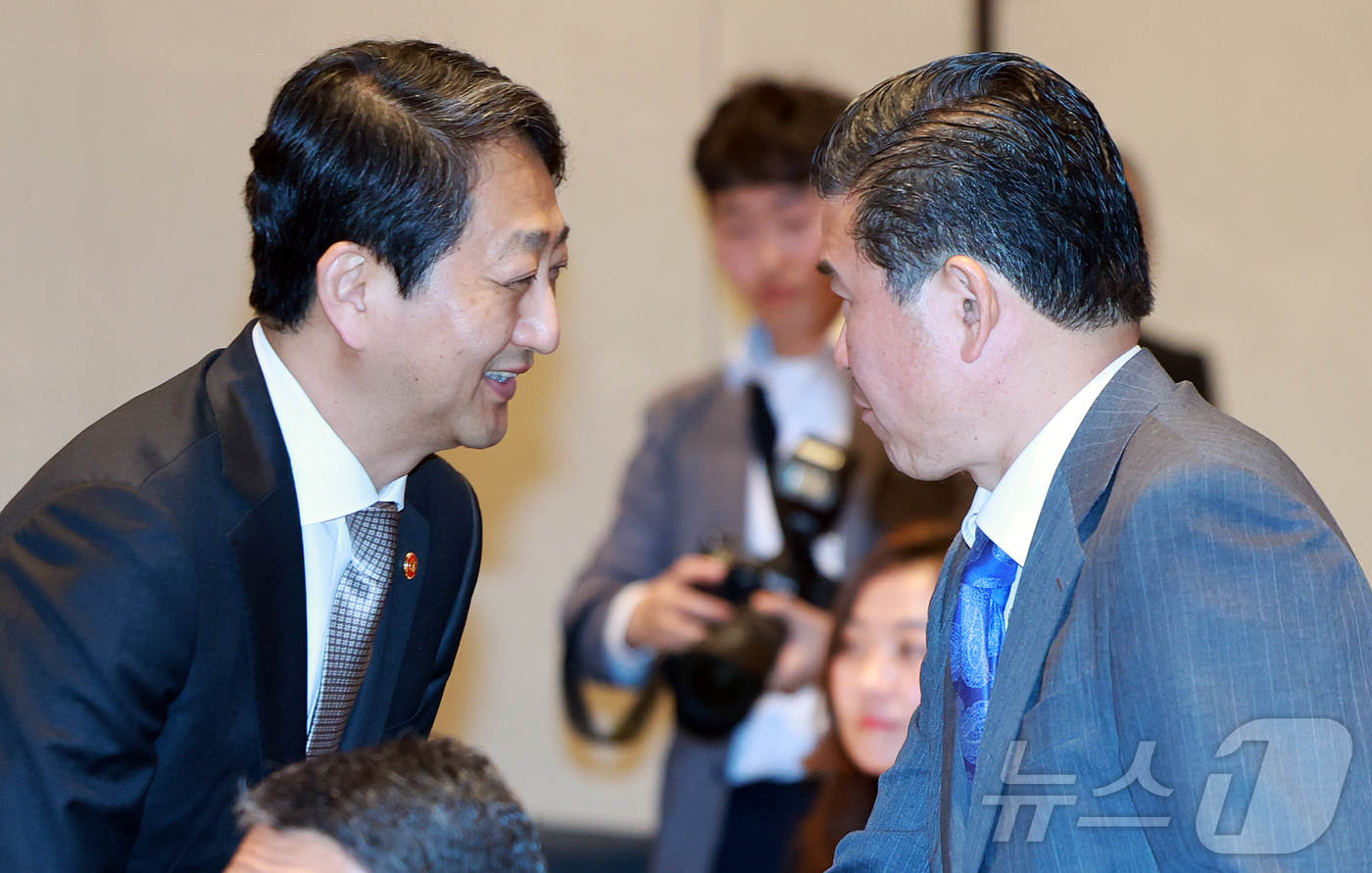 (서울=뉴스1) 김진환 기자 = 안덕근 산업통상자원부 장관과 제임스 김 주한미국상공회의소(AMCHAM·암참) 회장이 18일 서울 용산구 그랜드 하얏트 호텔에서 열린 '에너지 혁신 …
