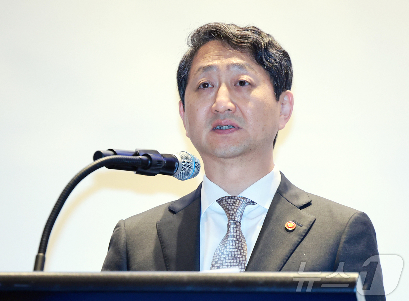 (서울=뉴스1) 김진환 기자 = 안덕근 산업통상자원부 장관이 18일 서울 용산구 그랜드 하얏트 호텔에서 열린 주한미국상공회의소(AMCHAM·암참) 주최 '에너지 혁신 포럼'에 참석 …