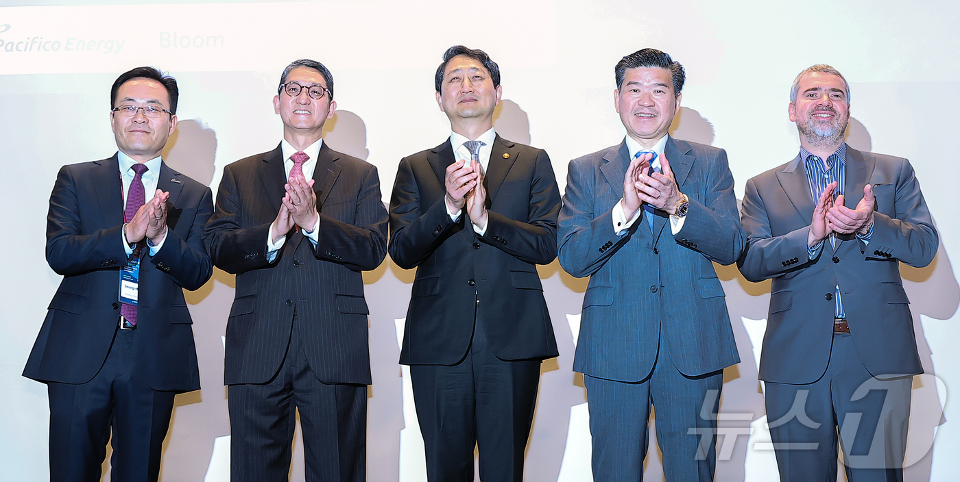 (서울=뉴스1) 김진환 기자 = 안덕근 산업통상자원부 장관(가운데)과 제임스 김 주한미국상공회의소(AMCHAM·암참) 회장(왼쪽 네 번째)을 비롯한 참석자들이 18일 서울 용산구 …