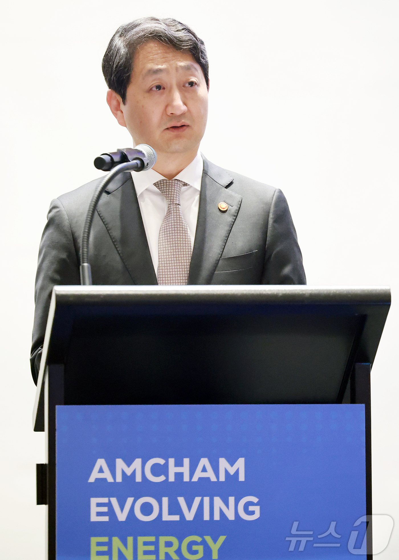 (서울=뉴스1) 김진환 기자 = 안덕근 산업통상자원부 장관이 18일 서울 용산구 그랜드 하얏트 호텔에서 열린 주한미국상공회의소(AMCHAM·암참) 주최 '에너지 혁신 포럼'에 참석 …