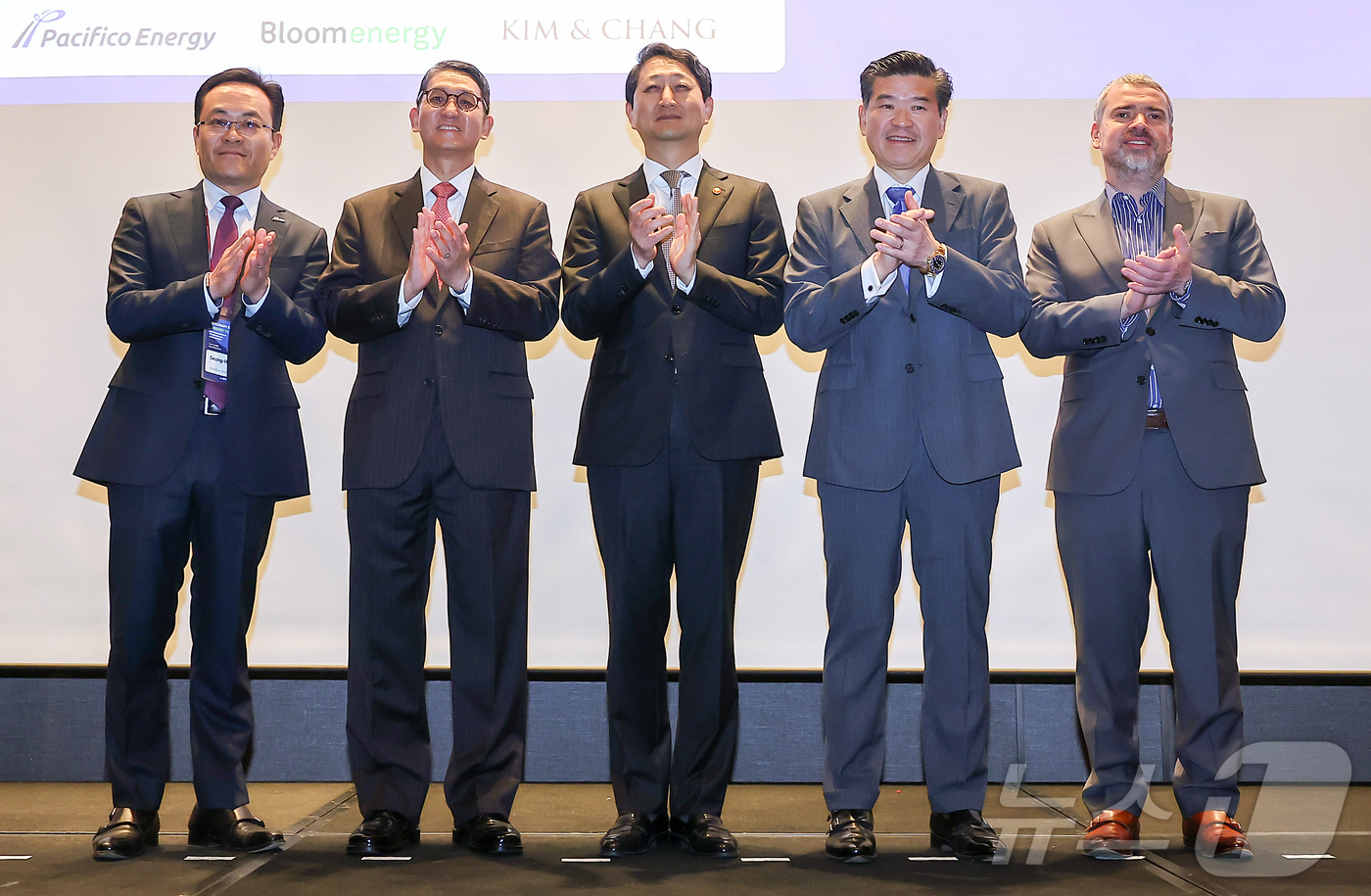 (서울=뉴스1) 김진환 기자 = 안덕근 산업통상자원부 장관(가운데)과 제임스 김 주한미국상공회의소(AMCHAM·암참) 회장(왼쪽 네 번째)을 비롯한 참석자들이 18일 서울 용산구 …