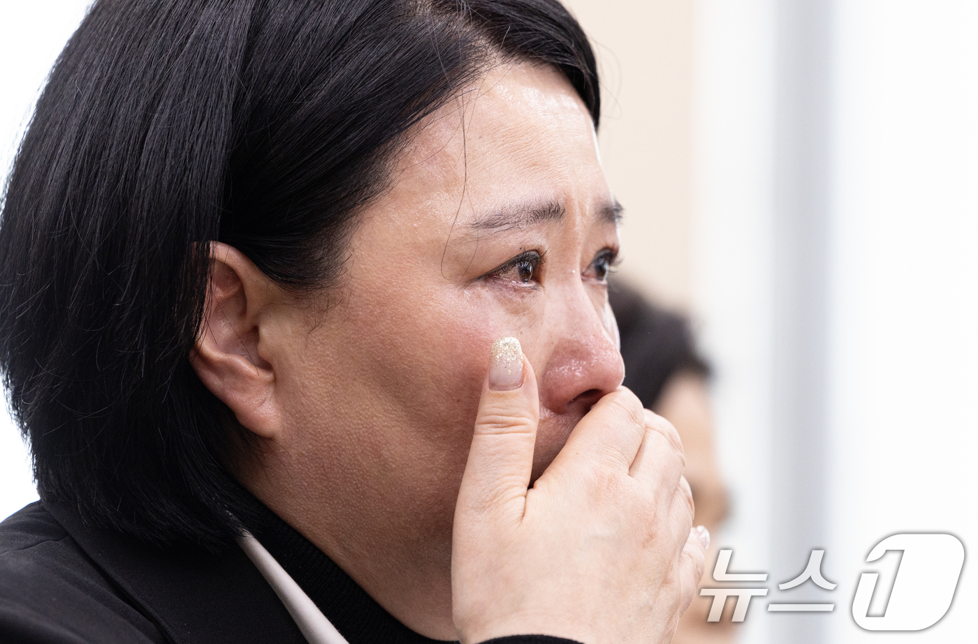 (서울=뉴스1) 이재명 기자 = 직장 내 괴롭힘으로 숨진 기상캐스터 고(故) 오요안나 씨의 어머니인 장연미 씨가 18일 오전 서울 여의도 국회에서 열린 제424회 국회(임시회) 과 …