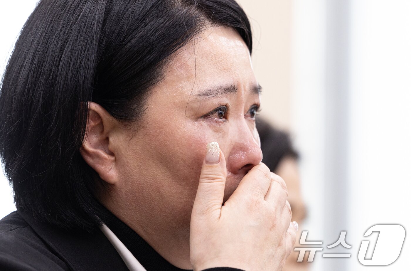본문 이미지 - 직장 내 괴롭힘으로 숨진 기상캐스터 고(故) 오요안나 씨의 어머니인 장연미 씨가 18일 오전 서울 여의도 국회에서 열린 제424회 국회(임시회) 과학기술방송통신위원회 제2차 전체회의에서 눈물을 흘리고 있다. 2025.4.18/뉴스1 ⓒ News1 이재명 기자