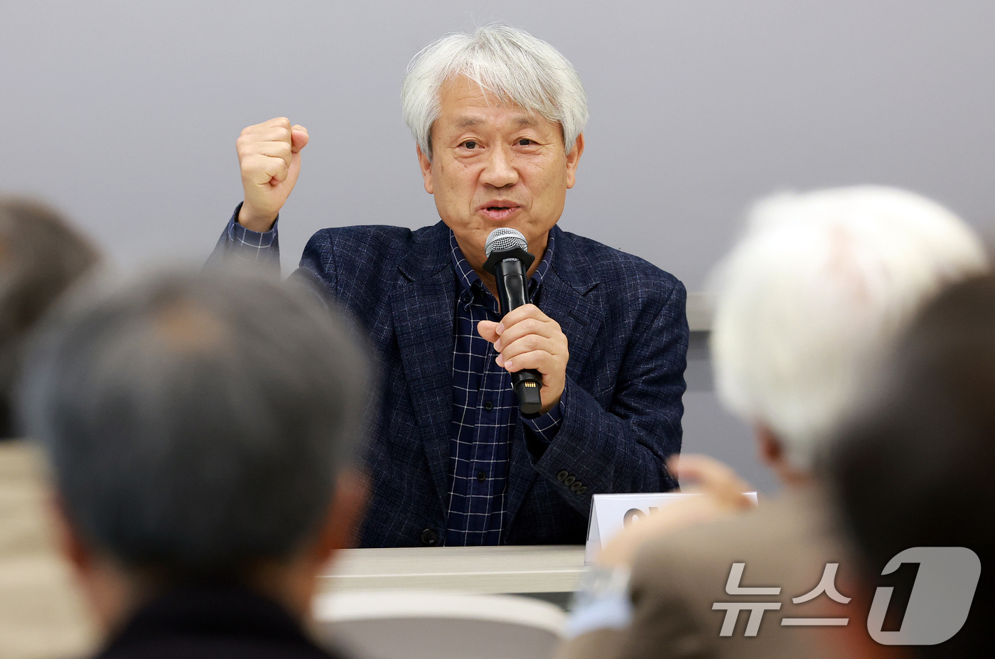(서울=뉴스1) 김진환 기자 = 최연 전국비상시국회의 집행위원장이 18일 서울 종로구 노무현시민센터에서 열린 내란청산·사회대개혁 시민정치행동 준비위원회 발족식에서 임시의장 자격으로 …