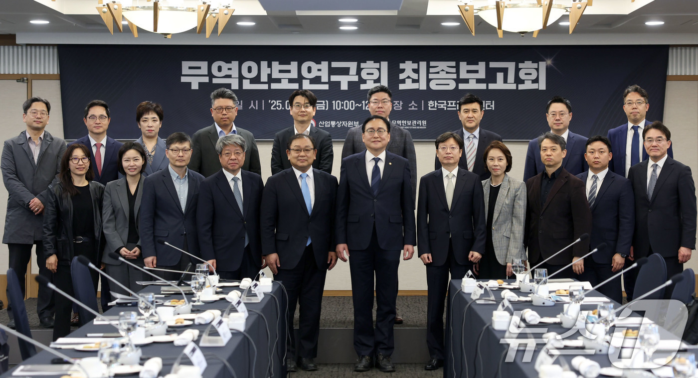 (서울=뉴스1) = 정인교 산업통상자원부 통상교섭본부장이 18일 서울 중구 광화문 프레스센터에서 열린 '무역안보연구회 최종보고회'에 참석해 기념 촬영을 하고 있다. (산업통상자원부 …