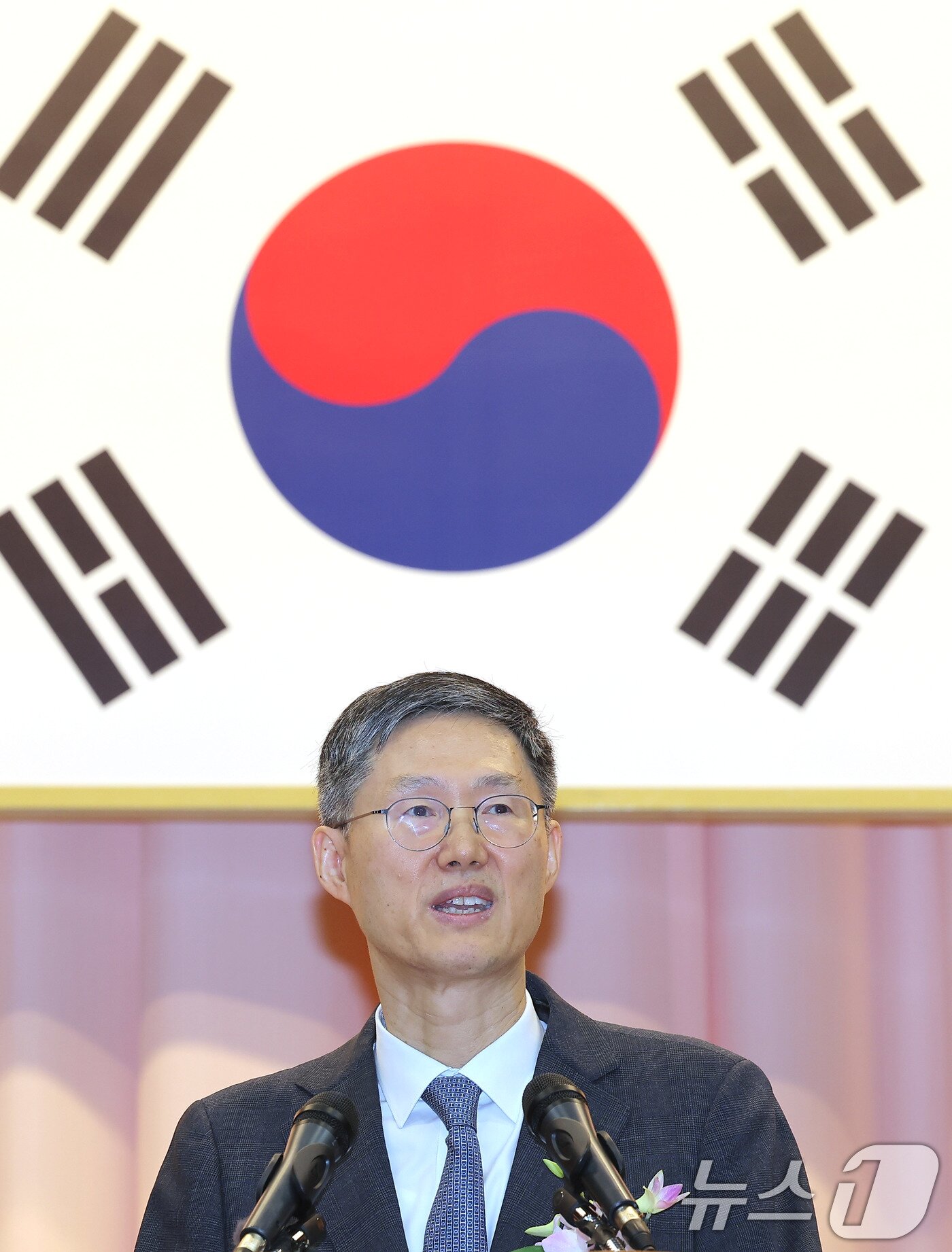 본문 이미지 - 문형배 헌법재판소장 권한대행이 18일 오전 서울 종로구 재동 헌법재판소 대강당에서 열린 문형배·이미선 헌법재판관 퇴임식에서 퇴임사를 하고 있다. 2025.4.18/뉴스1 ⓒ News1 박정호 기자