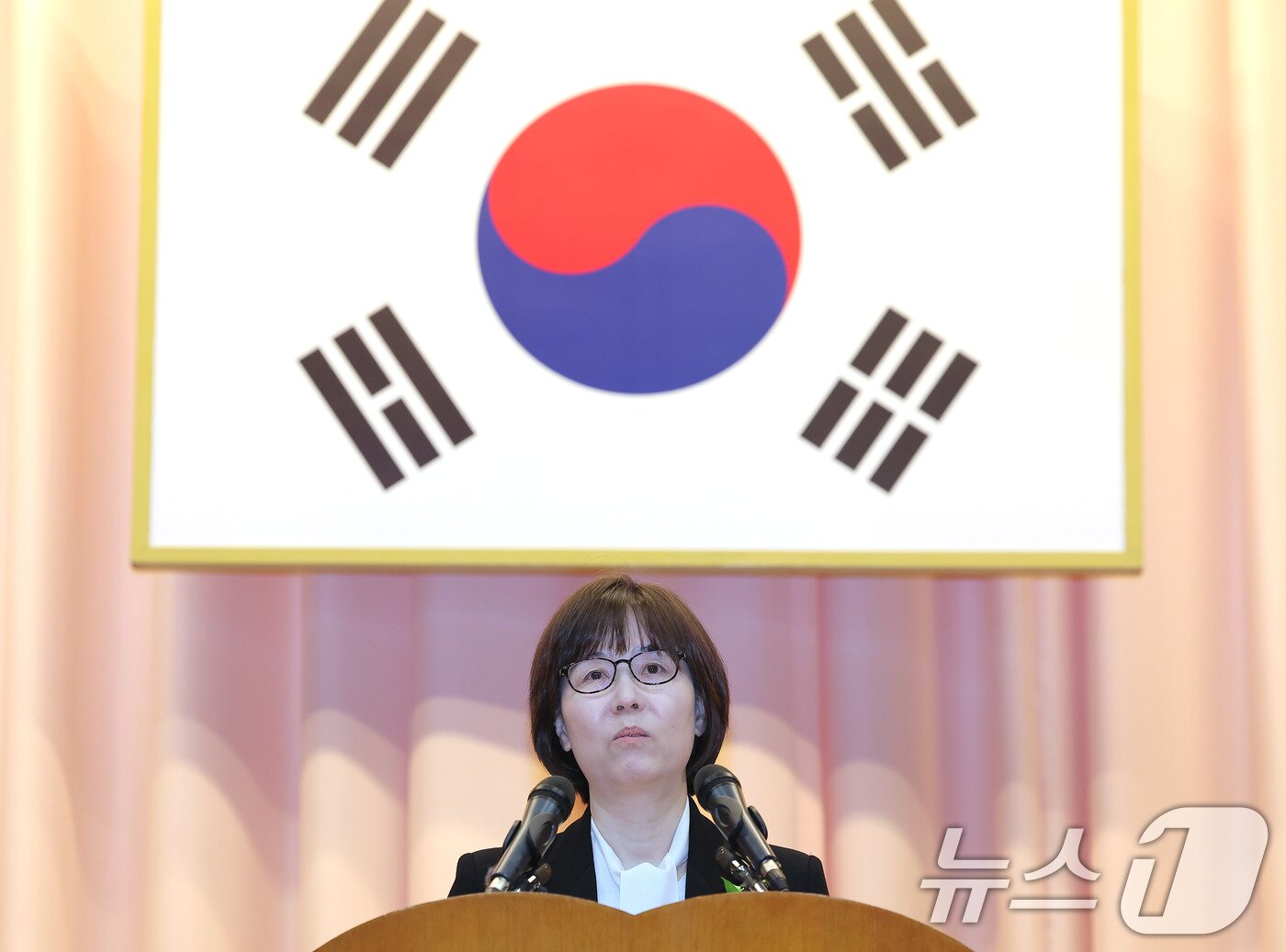본문 이미지 - 이미선 헌법재판관이 18일 오전 서울 종로구 재동 헌법재판소 대강당에서 열린 문형배·이미선 헌법재판관 퇴임식에서 퇴임사를 하고 있다. 2025.4.18/뉴스1 ⓒ News1 박정호 기자
