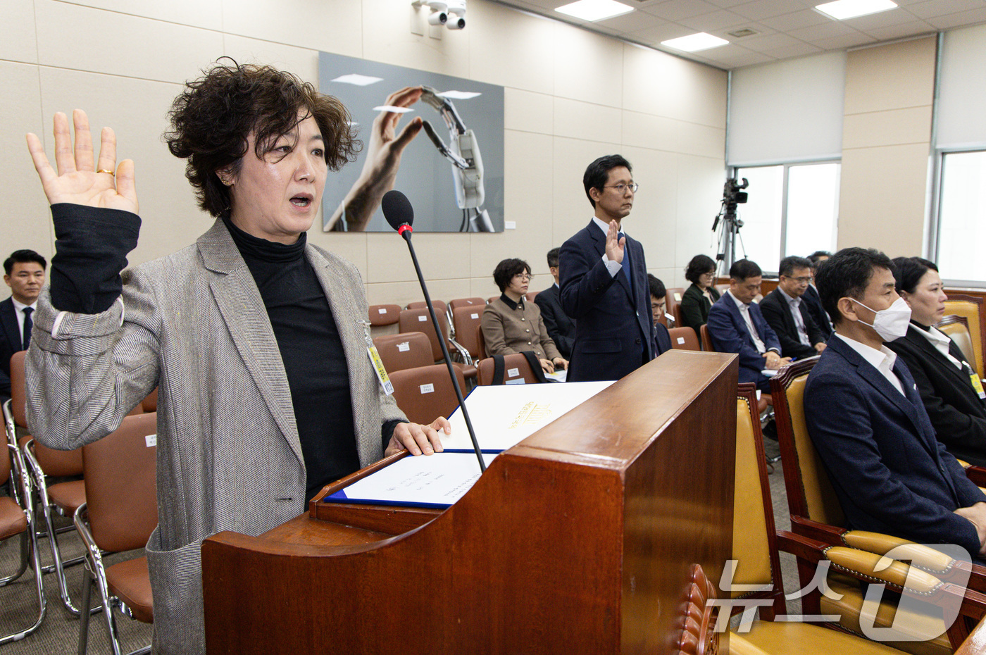 (서울=뉴스1) 이재명 기자 = 박미나 MBC 경영본부장(왼쪽)과 전상범 변호사가  18일 오전 서울 여의도 국회에서 열린 제424회 국회(임시회) 과학기술방송통신위원회 제2차 전 …