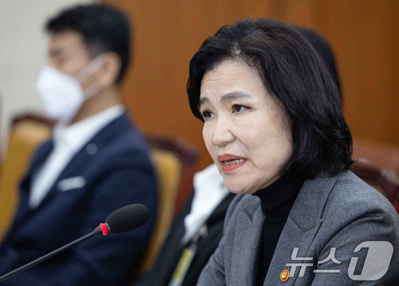 본문 이미지 - 이진숙 방송통신위원회 위원장이 18일 오전 서울 여의도 국회에서 열린 제424회 국회(임시회) 과학기술방송통신위원회 제2차 전체회의에서 의원 질의에 답변하고 있다. 2025.4.18/뉴스1 ⓒ News1 이재명 기자