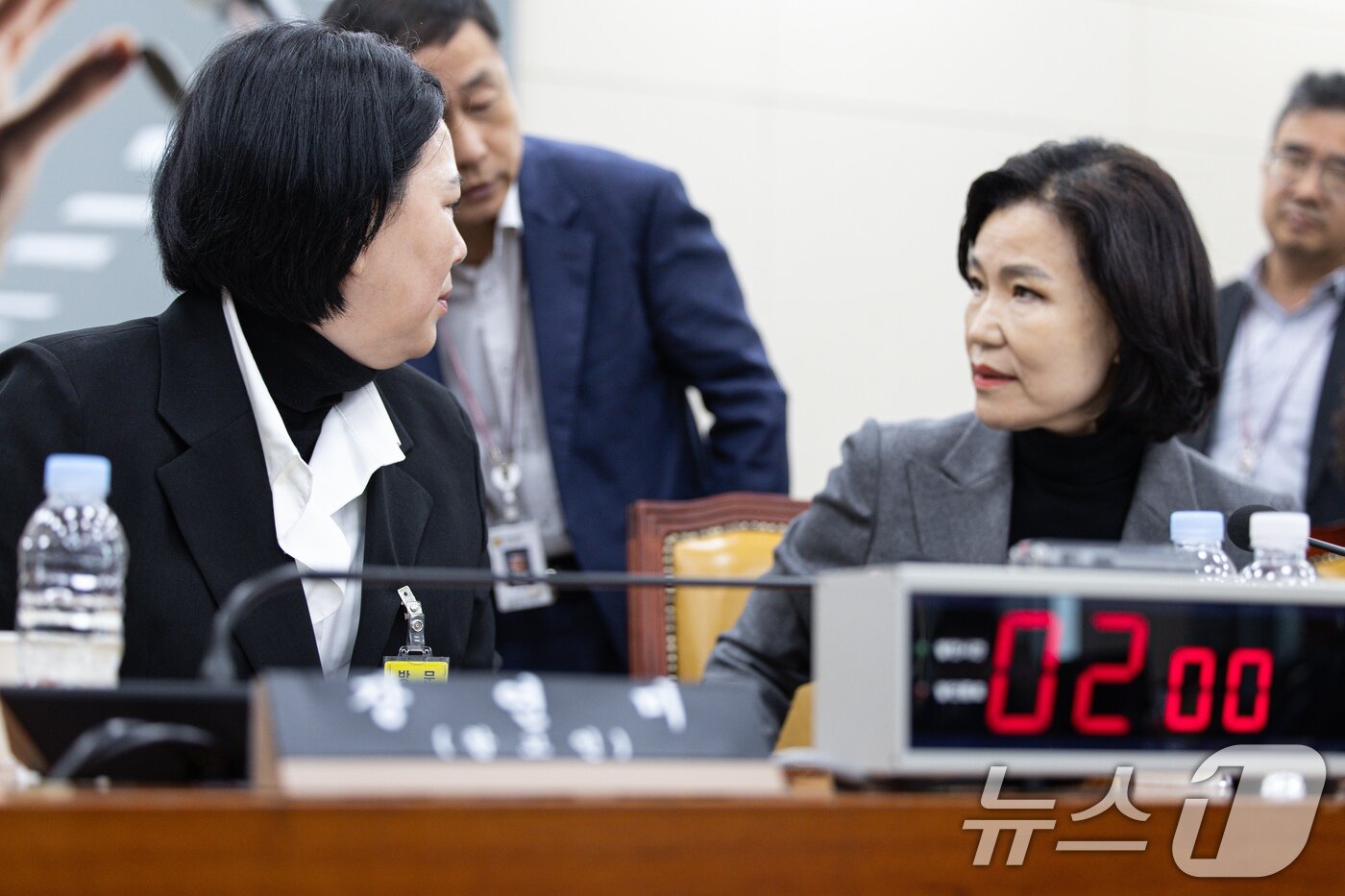 본문 이미지 - 직장 내 괴롭힘으로 숨진 기상캐스터 고(故) 오요안나 씨의 어머니인 장연미 씨와 이진숙 방송통신위원회 위원장이 18일 오전 서울 여의도 국회에서 열린 제424회 국회(임시회) 과학기술방송통신위원회 제2차 전체회의에서 대화를 하고 있다. 2025.4.18/뉴스1 ⓒ News1 이재명 기자