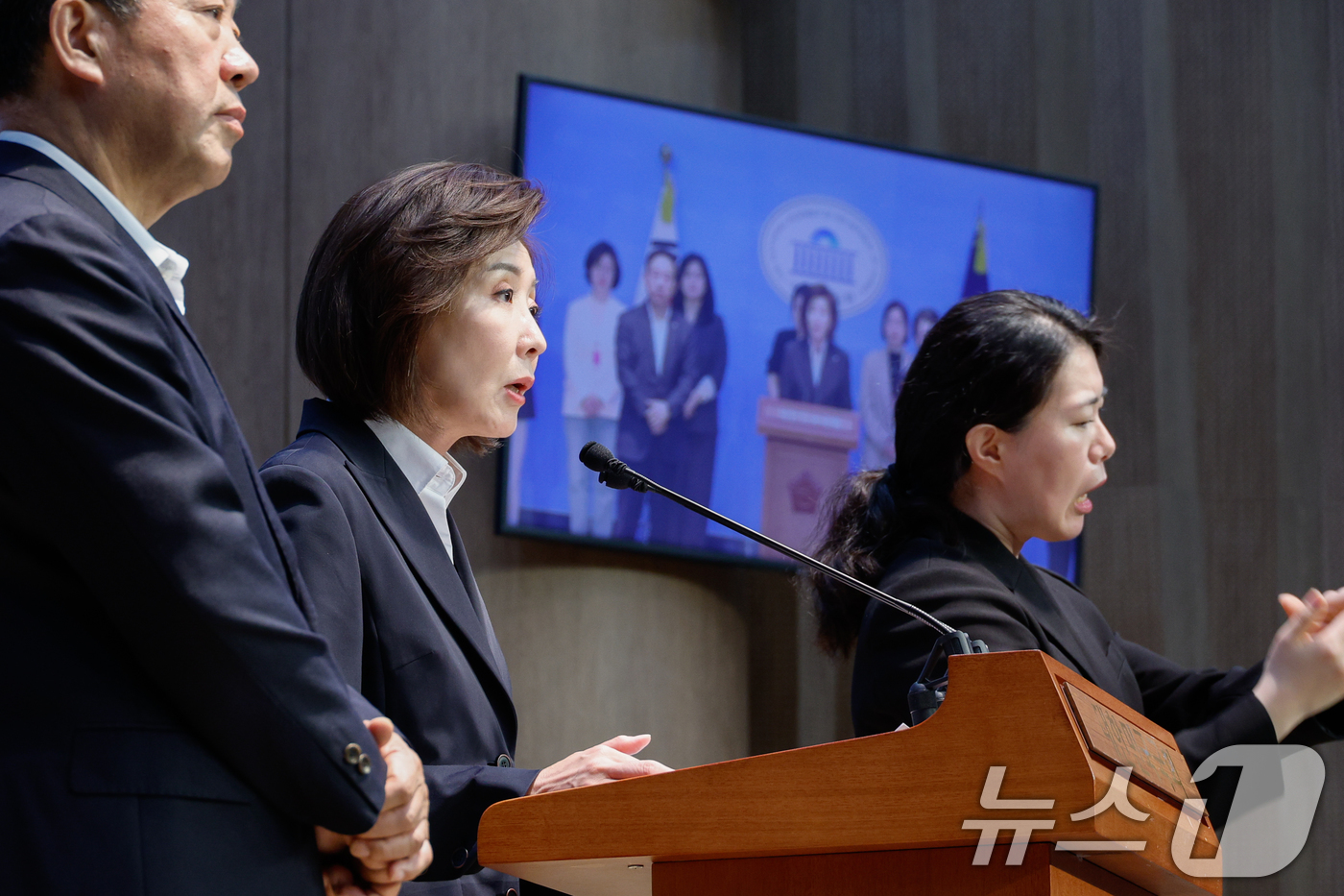 (서울=뉴스1) 안은나 기자 = 국민의힘 대권주자인 나경원 의원이 18일 서울 여의도 국회 소통관에서 공정사회학부모연대, 교육바로세우기운동본부 등과 함께 교육감 직선제 폐지, 수능 …