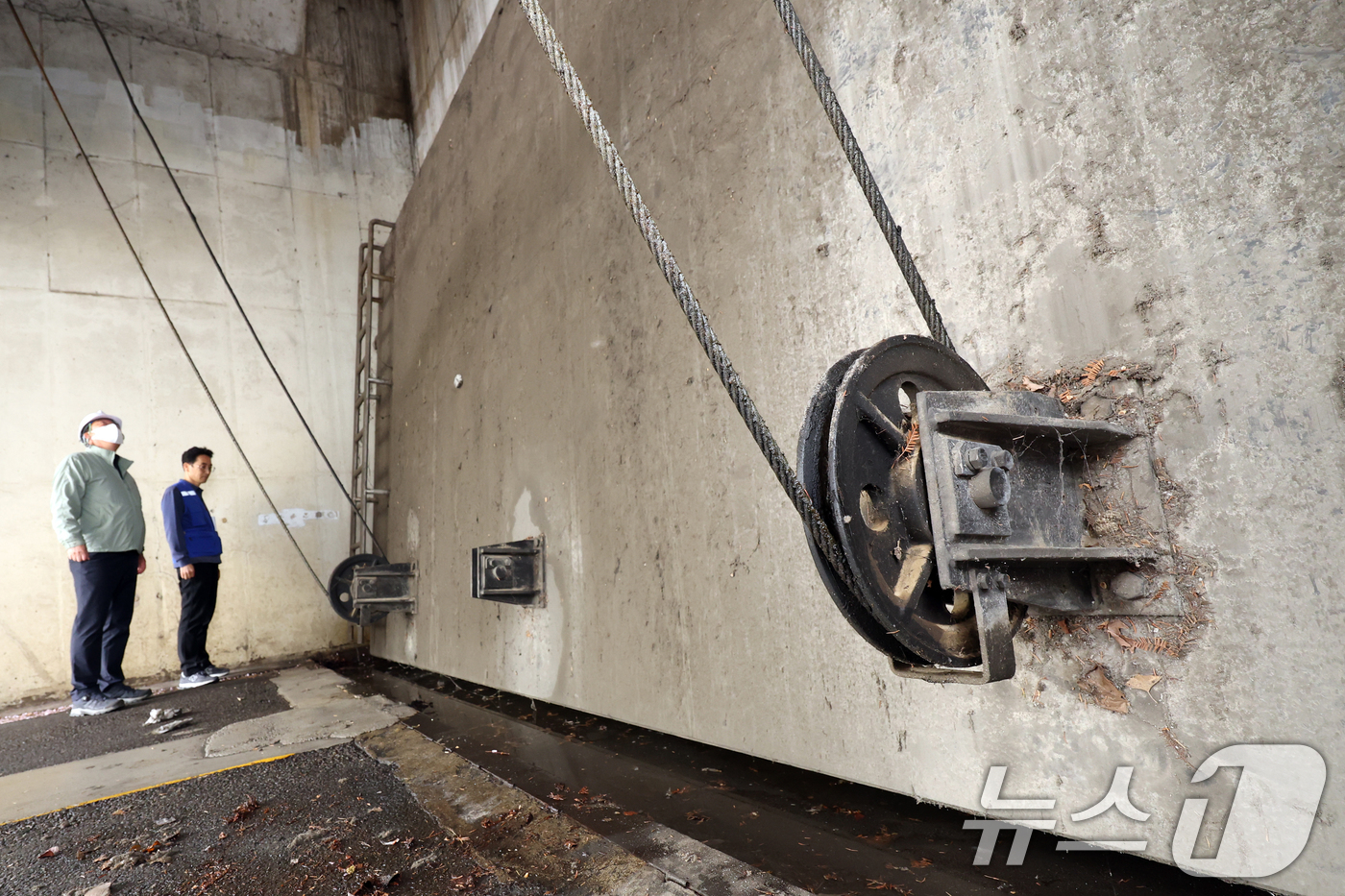 (서울=뉴스1) 황기선 기자 = 18일 오전 서울 영등포구 당산나들목에서 열린 '풍수해 대비 육갑문 개폐 훈련'에서 관계자들이 육갑문 작동 점검을 하고 있다.육갑문은 평상시 차량과 …