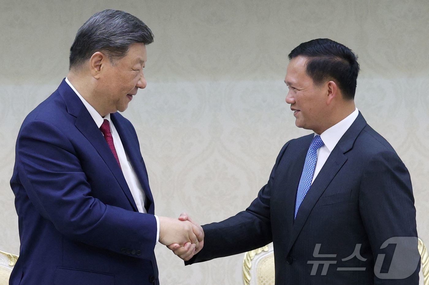 (프놈펜 AFP=뉴스1) 우동명 기자 = 시진핑 중국 국가 주석이 17일(현지시간) 프놈펜의 평화 궁전에서 열린 조인식 중 훈 마넷 캄보디아 총리와 악수를 하고 있다. 2025.0 …