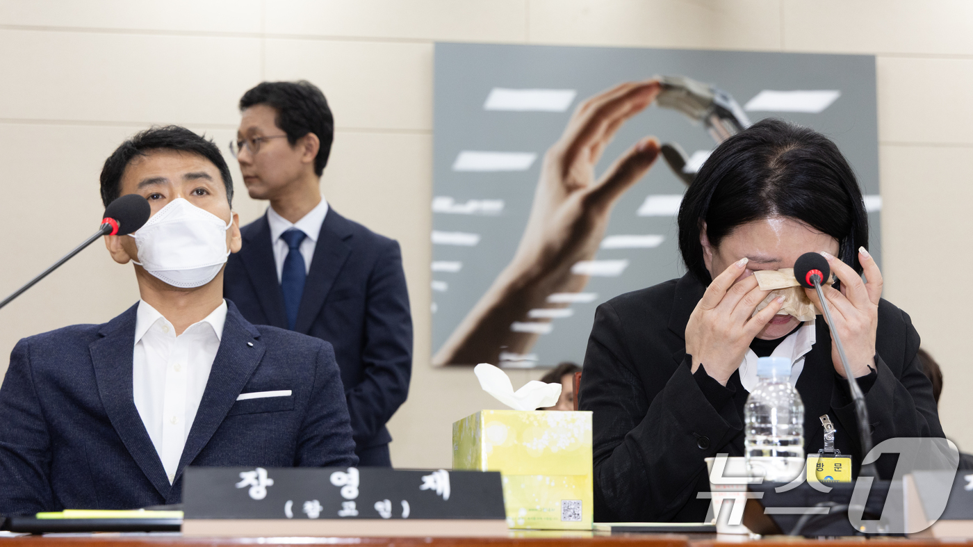 (서울=뉴스1) 이재명 기자 = 직장 내 괴롭힘으로 숨진 기상캐스터 고(故) 오요안나 씨의 어머니인 장연미 씨가 18일 오전 서울 여의도 국회에서 열린 제424회 국회(임시회) 과 …
