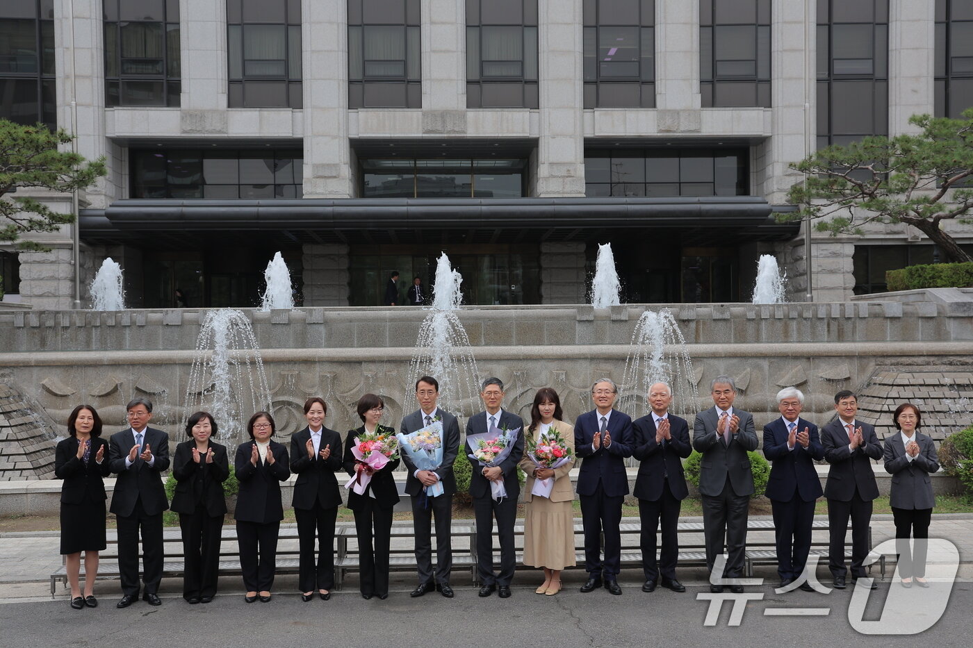 본문 이미지 - 18일 오전 서울 종로구 재동 헌법재판소에서 열린 문형배·이미선 헌법재판관 퇴임식 후 헌법재판관들과 직원들이 기념 촬영을 하고 있다. 2025.4.18/뉴스1 ⓒ News1 박정호 기자