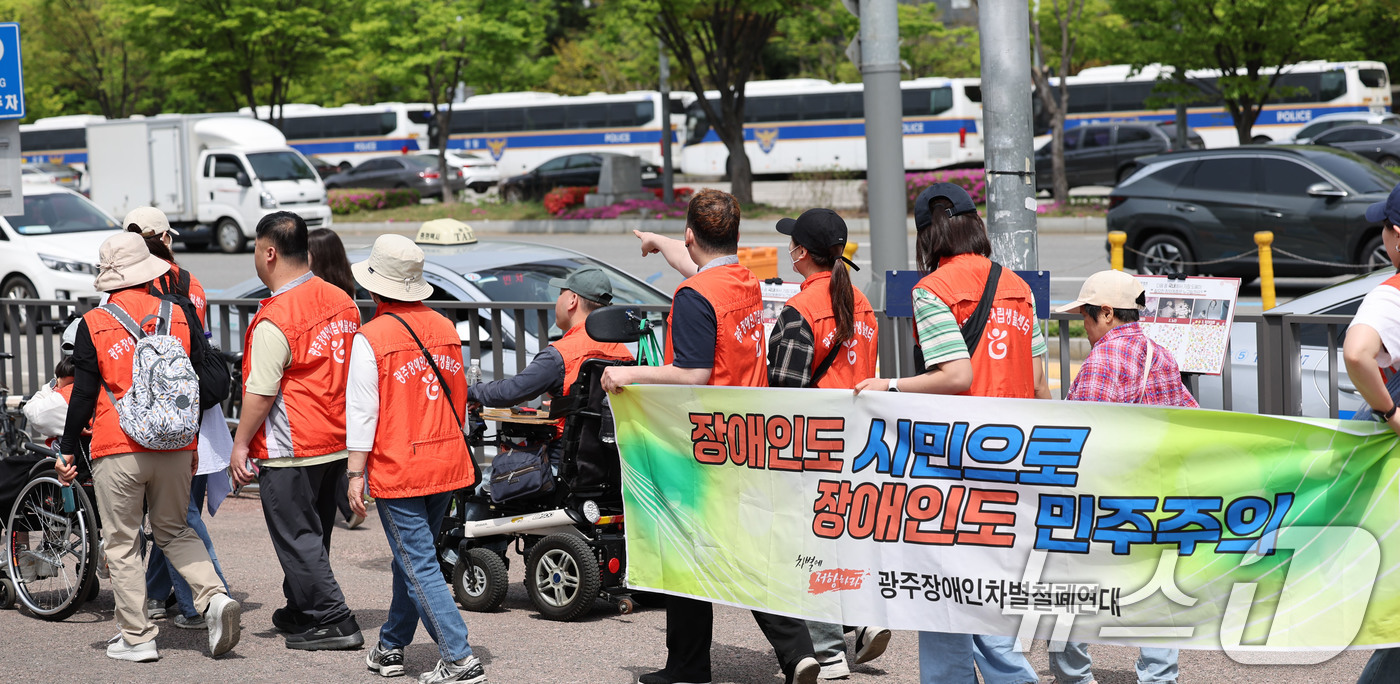 (광주=뉴스1) 박지현 기자 = 장애인의 날을 이틀 앞둔 18일 광주 서구 광천동에서 장애인 차별 철폐연대 활동가들이 장애인 권리 확대를 촉구하는 기자회견 후 행진하고 있다. 20 …
