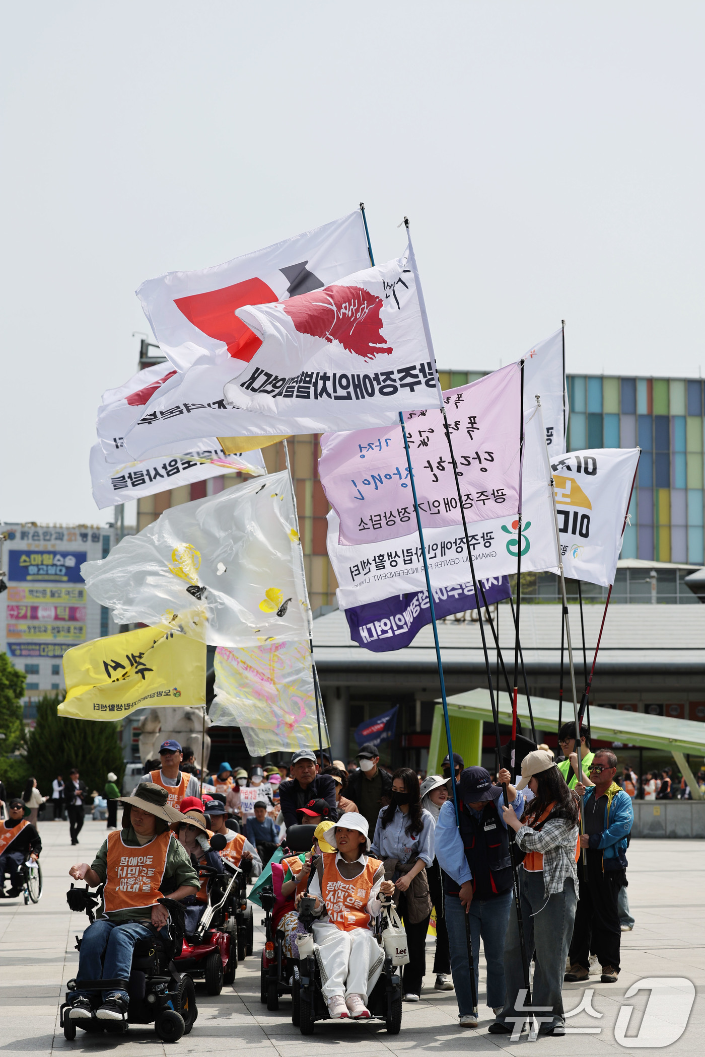 (광주=뉴스1) 박지현 기자 = 장애인의 날을 이틀 앞둔 18일 광주 서구 광천동에서 장애인 차별 철폐연대 활동가들이 장애인 권리 확대를 촉구하는 기자회견 후 행진하고 있다. 20 …
