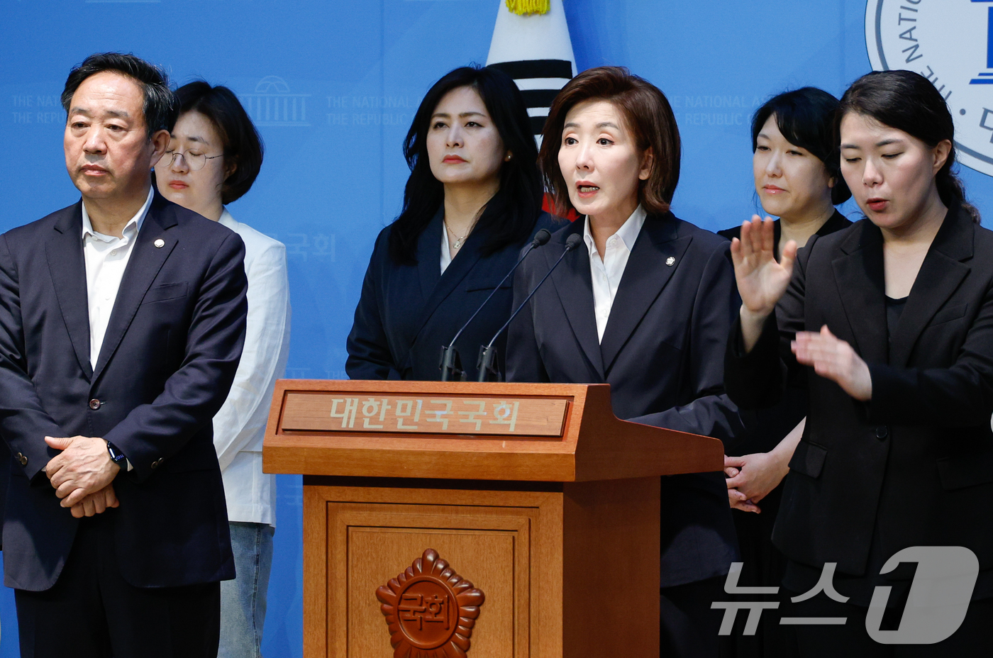 (서울=뉴스1) 안은나 기자 = 국민의힘 대권주자인 나경원 의원이 18일 서울 여의도 국회 소통관에서 공정사회학부모연대, 교육바로세우기운동본부 등과 함께 교육감 직선제 폐지, 수능 …
