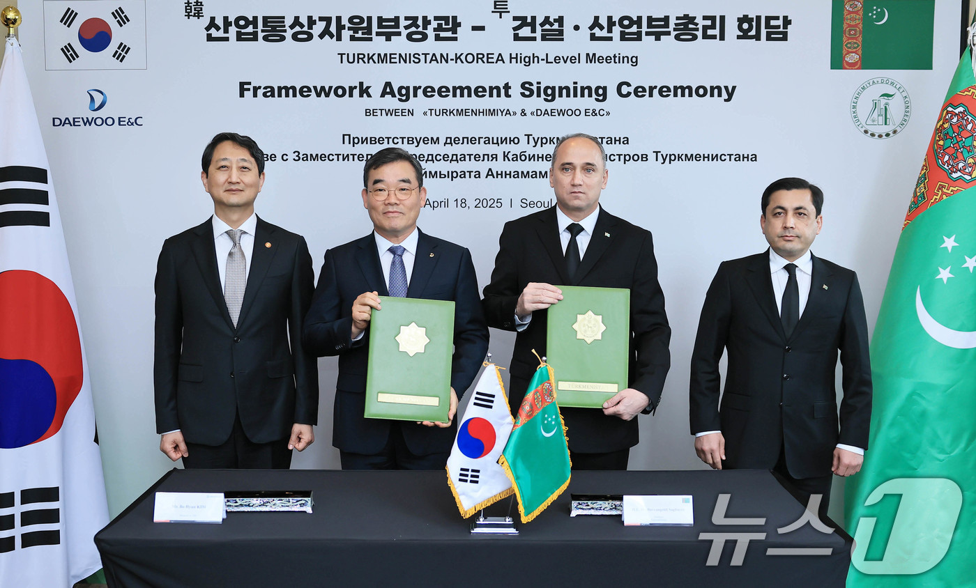 (서울=뉴스1) = 안덕근 산업통상자원부 장관(왼쪽)이 18일 서울 종로구 포시즌스호텔에서 바이무라트 아나맘메도프 투르크메니스탄 건설·산업부총리를 비롯한 한-투르크메니스탄 정부대표 …