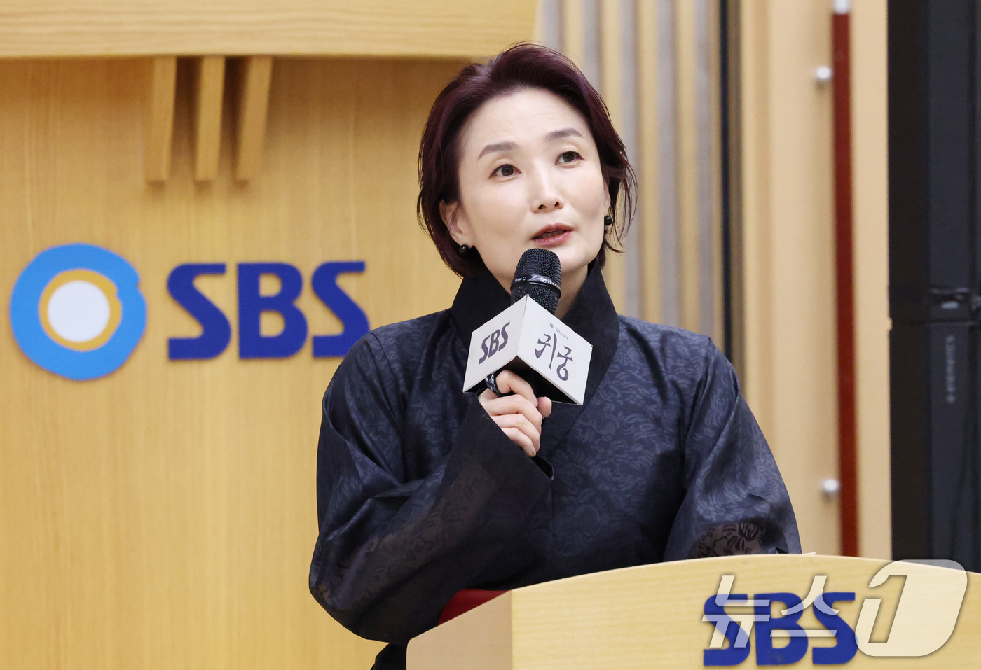 (서울=뉴스1) 권현진 기자 = 방송인 박경림이 17일 서울 양천구 목동SBS에서 열린 SBS 새 금토드라마 '귀궁'(극본 윤수정/연출 윤성식) 제작발표회에서 진행을 하고 있다.' …