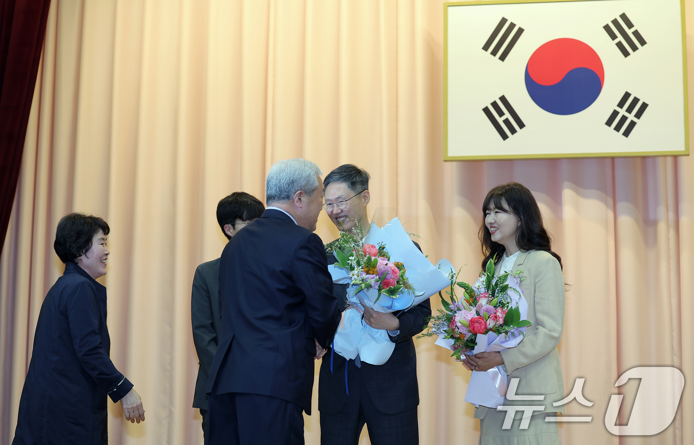 (서울=뉴스1) 박정호 기자 = 문형배 헌법재판소장 권한대행이 18일 오전 서울 종로구 재동 헌법재판소 대강당에서 열린 문형배·이미선 헌법재판관 퇴임식에서 가족에게 축하 꽃다발을 …