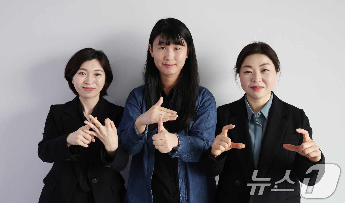 본문 이미지 - 尹 탄핵 촉구 집회 수어통역사 정지은&#40;왼쪽부터&#41;, 윤하원, 김홍남 씨가 18일 서울 종로구 뉴스1 본사에서 뉴스1과 인터뷰를 하고 있다. 세 사람이 수어로 &#39;윤석열 대통령을 파면한다&#39;를 표현하고 있다. 2025.4.18/뉴스1 ⓒ News1 박지혜 기자