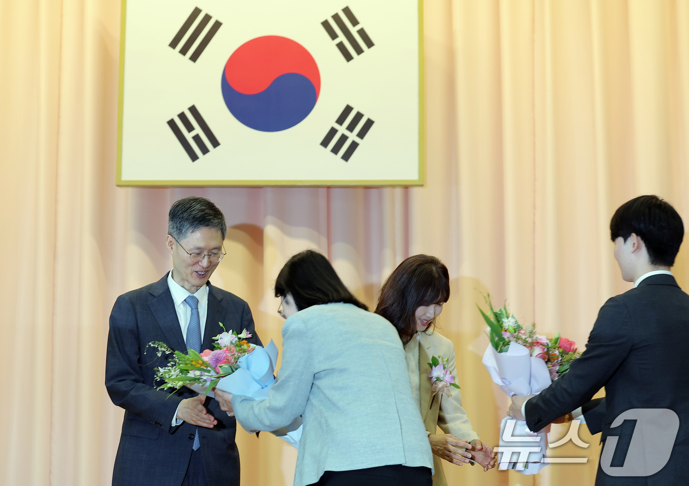 (서울=뉴스1) 박정호 기자 = 문형배 헌법재판소장 권한대행이 18일 오전 서울 종로구 재동 헌법재판소 대강당에서 열린 문형배·이미선 헌법재판관 퇴임식에서 헌법재판소 직원들에게 축 …