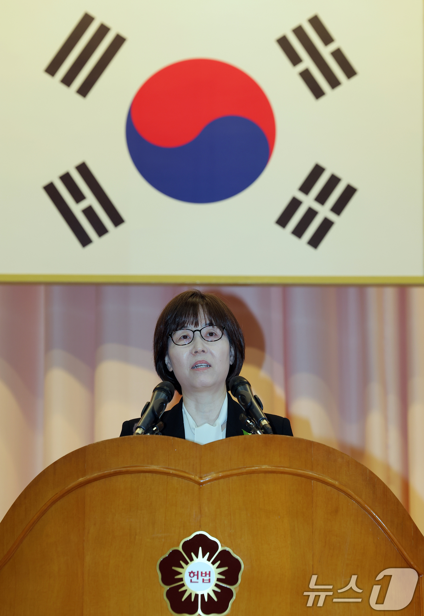 (서울=뉴스1) 박정호 기자 = 이미선 헌법재판관이 18일 오전 서울 종로구 재동 헌법재판소 대강당에서 열린 문형배·이미선 헌법재판관 퇴임식에서 퇴임사를 하고 있다. 2025.4. …