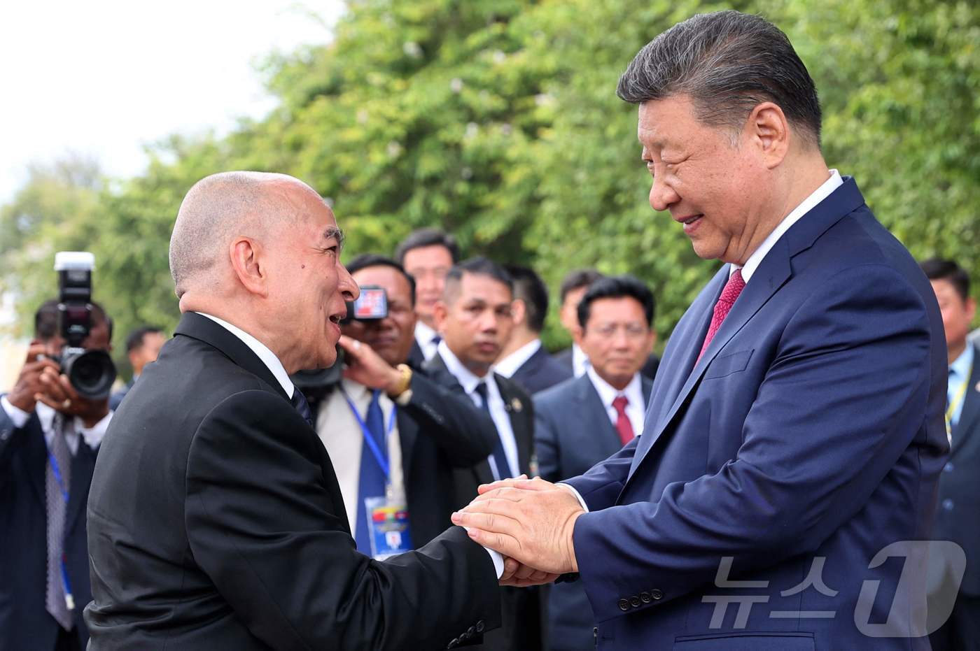 본문 이미지 - 시진핑 중국 국가 주석이 17일&#40;현지시간&#41; 프놈펜의 왕궁에서 노르돔 시하모니 캄보디아 국왕과 만나 악수를 하고 있다. 2025.04.18 ⓒ AFP=뉴스1 ⓒ News1 우동명 기자
