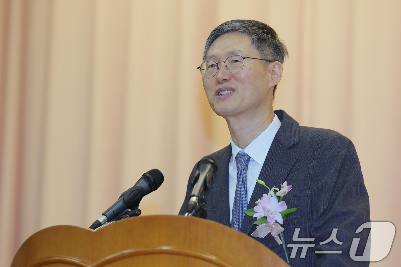 (서울=뉴스1) 박정호 기자 = 문형배 헌법재판소장 권한대행이 18일 오전 서울 종로구 재동 헌법재판소 대강당에서 열린 문형배·이미선 헌법재판관 퇴임식에서 퇴임사를 하고 있다. 2 …