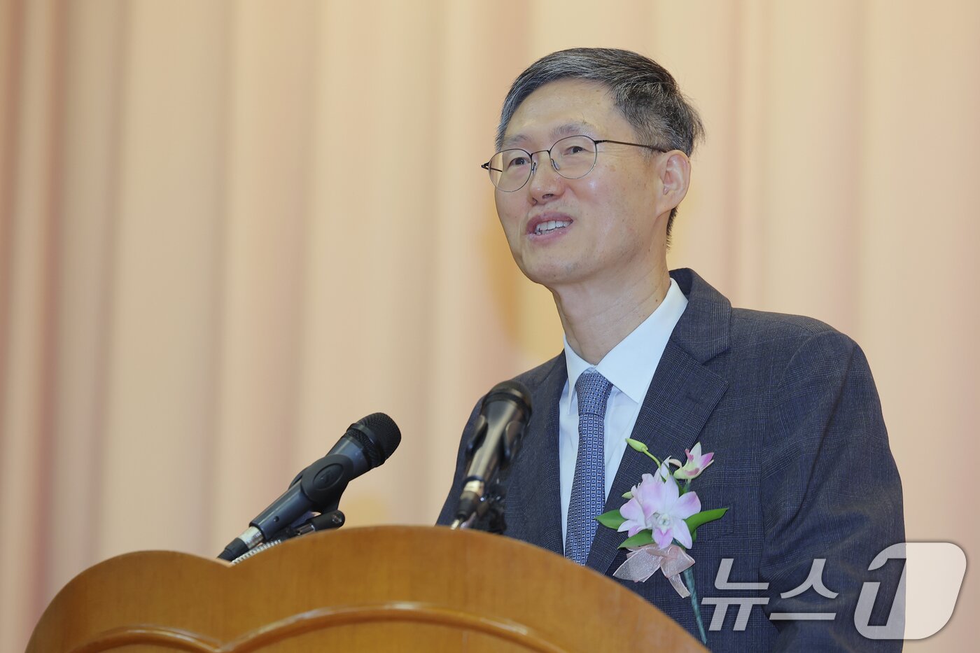 본문 이미지 - 문형배 헌법재판소장 권한대행이 18일 오전 서울 종로구 재동 헌법재판소 대강당에서 열린 문형배·이미선 헌법재판관 퇴임식에서 퇴임사를 하고 있다. 2025.4.18/뉴스1 ⓒ News1 박정호 기자