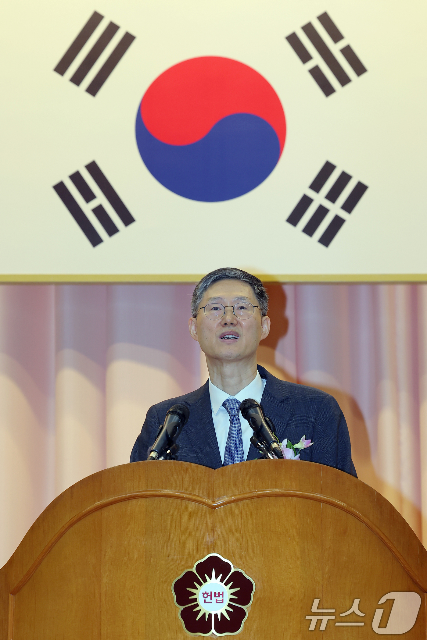 (서울=뉴스1) 박정호 기자 = 문형배 헌법재판소장 권한대행이 18일 오전 서울 종로구 재동 헌법재판소 대강당에서 열린 문형배·이미선 헌법재판관 퇴임식에서 퇴임사를 하고 있다. 2 …