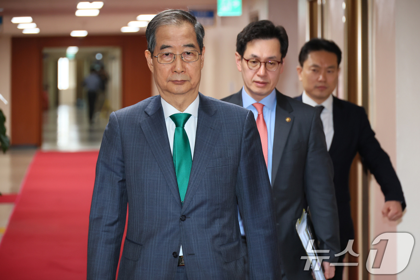 (서울=뉴스1) 임세영 기자 = 한덕수 대통령 권한대행 국무총리가 18일 서울 종로구 정부서울청사에서 2025년 제1회 추가경정예산안을 심의하기 위해 열린 임시 국무회의에 참석하고 …