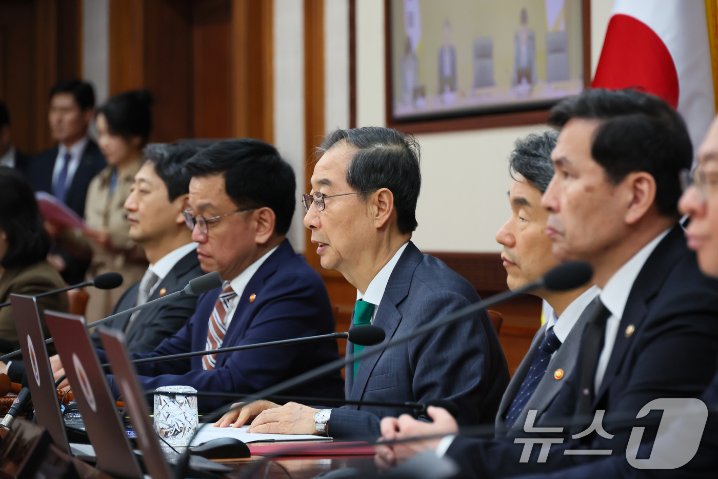 (서울=뉴스1) 임세영 기자 = 한덕수 대통령 권한대행 국무총리가 18일 서울 종로구 정부서울청사에서 2025년 제1회 추가경정예산안을 심의하기 위해 열린 임시 국무회의에서 발언을 …