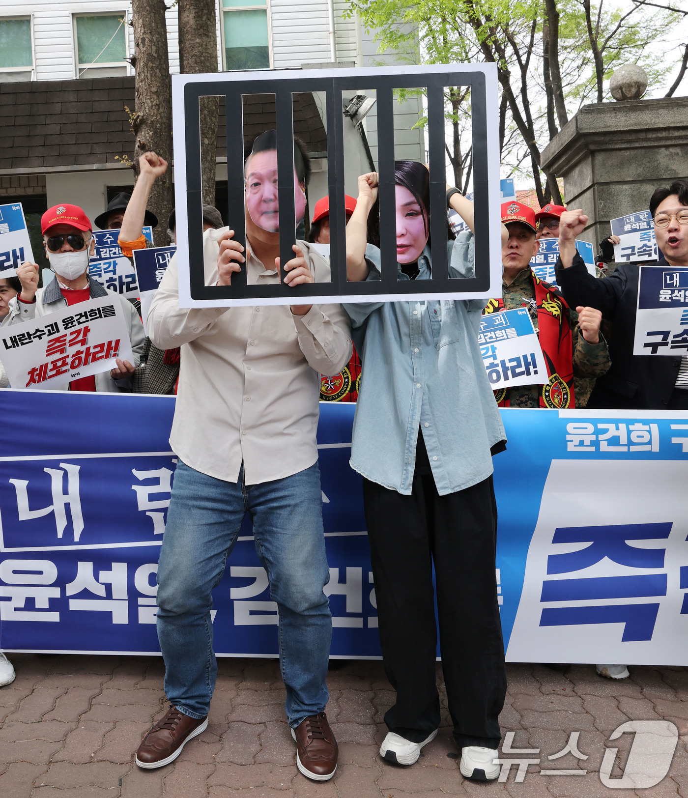 (서울=뉴스1) 박세연 기자 = 촛불행동 회원들이 18일 윤석열 전 대통령 사저 앞인 서초구 서울회생법원 입구에서 ‘내란수괴 윤석열, 김건희 구속 촉구’ 기자회견을 갖고 퍼포먼스를 …