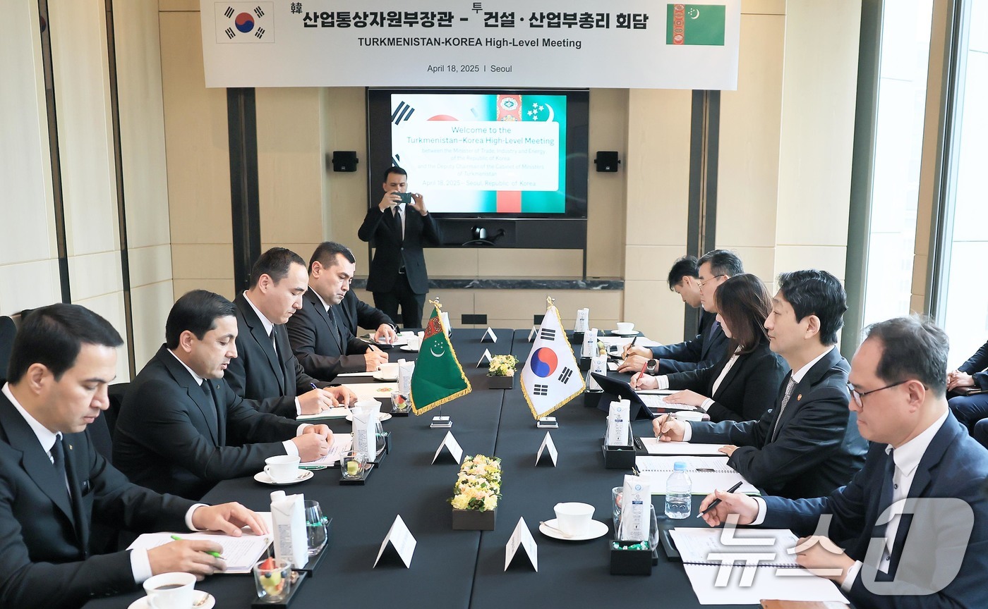 (서울=뉴스1) = 안덕근 산업통상자원부 장관이 18일 서울 종로구 포시즌스호텔에서 바이무라트 아나맘메도프 투르크메니스탄 건설·산업부총리와 면담을 갖고 있다. (산업통상자원부 제공 …