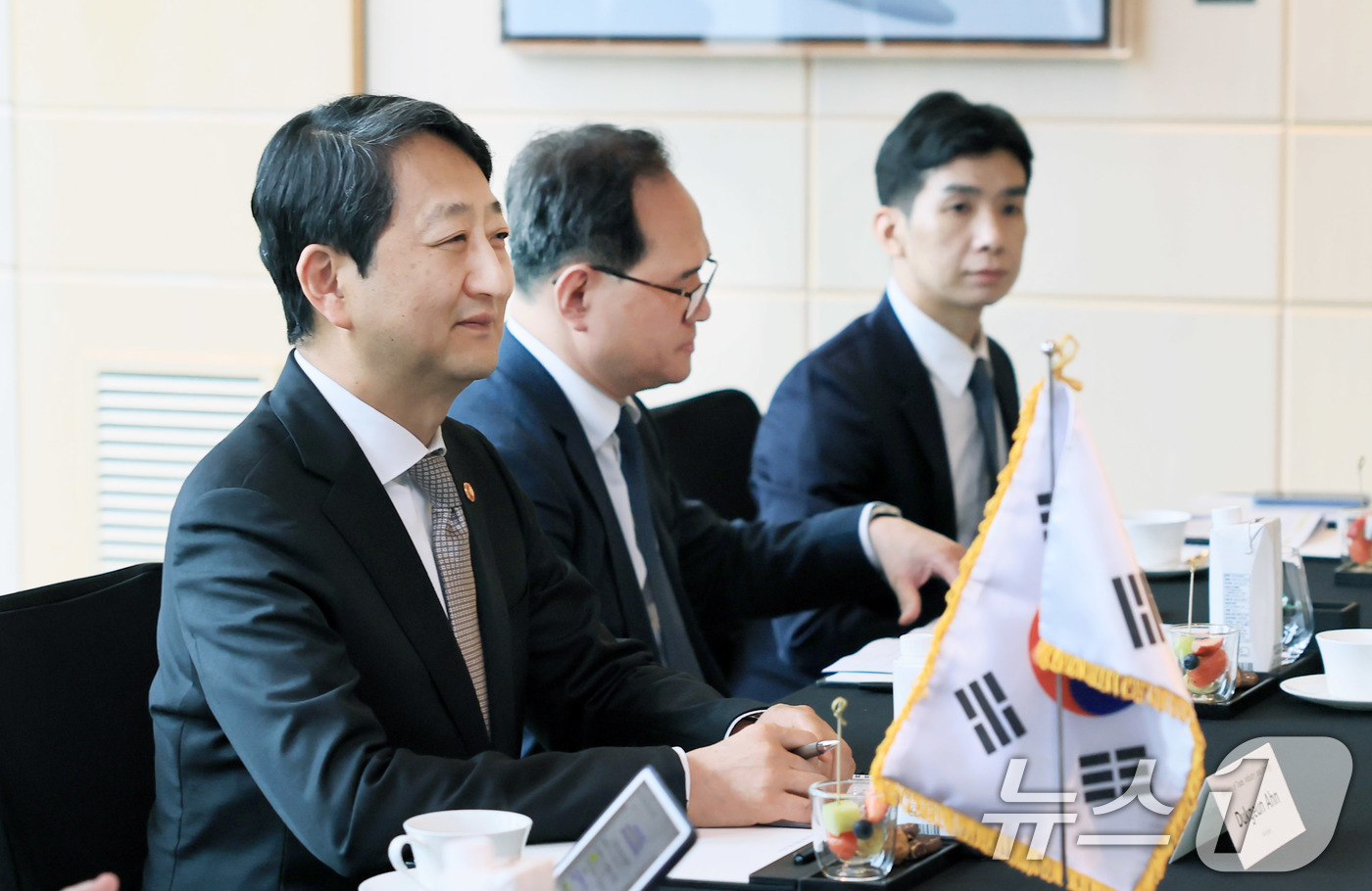 (서울=뉴스1) = 안덕근 산업통상자원부 장관이 18일 서울 종로구 포시즌스호텔에서 바이무라트 아나맘메도프 투르크메니스탄 건설·산업부총리와 면담을 갖고 있다. (산업통상자원부 제공 …