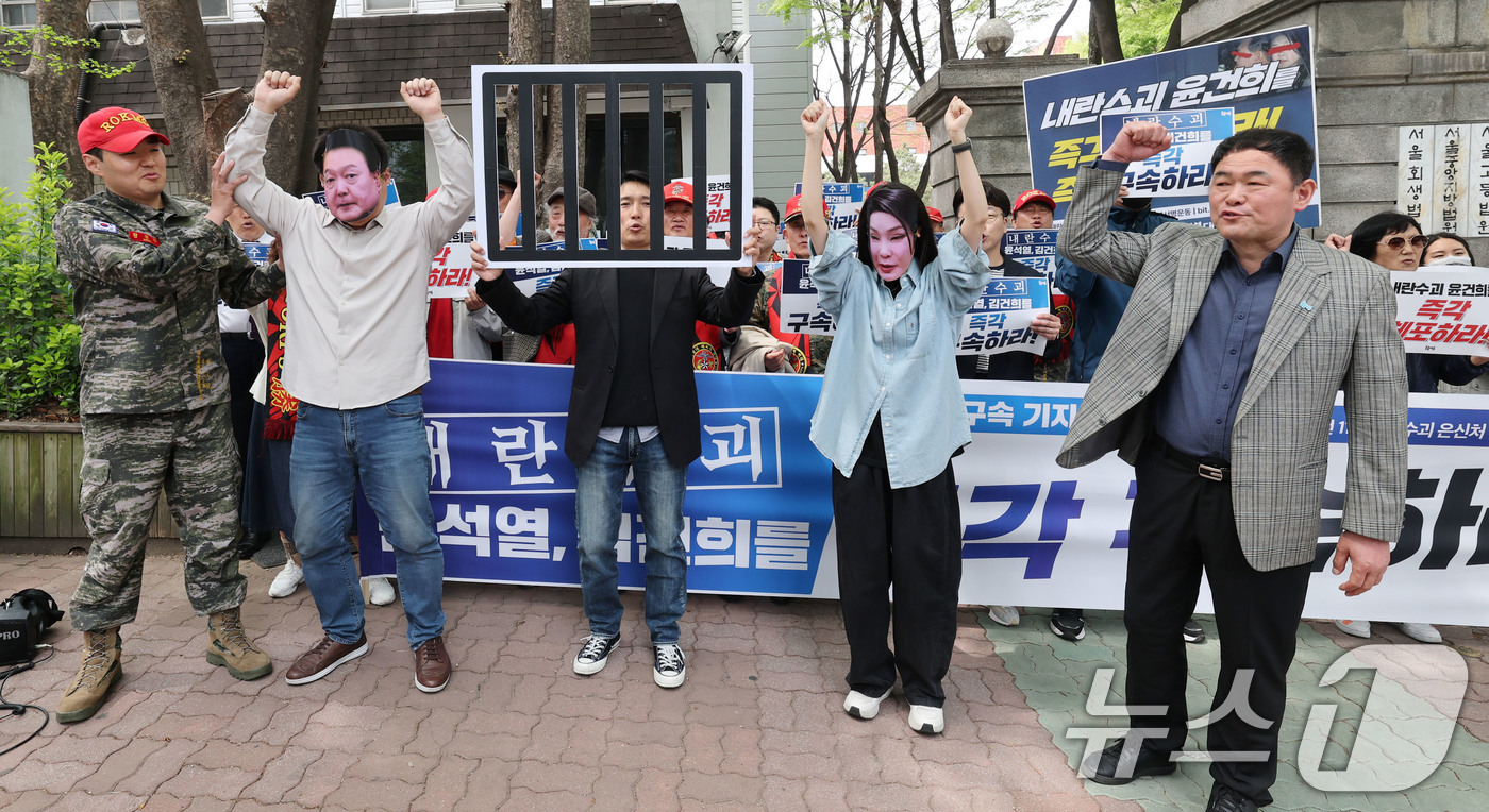 (서울=뉴스1) 박세연 기자 = 촛불행동 회원들이 18일 윤석열 전 대통령 사저 앞인 서초구 서울회생법원 입구에서 ‘내란수괴 윤석열, 김건희 구속 촉구’ 기자회견을 갖고 퍼포먼스를 …