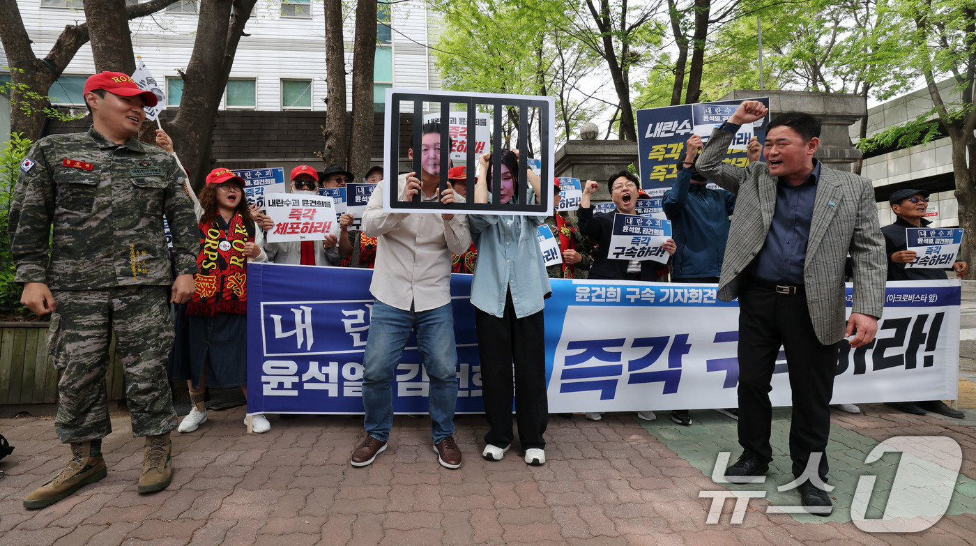 (서울=뉴스1) 박세연 기자 = 촛불행동 회원들이 18일 윤석열 전 대통령 사저 앞인 서초구 서울회생법원 입구에서 ‘내란수괴 윤석열, 김건희 구속 촉구’ 기자회견을 갖고 퍼포먼스를 …