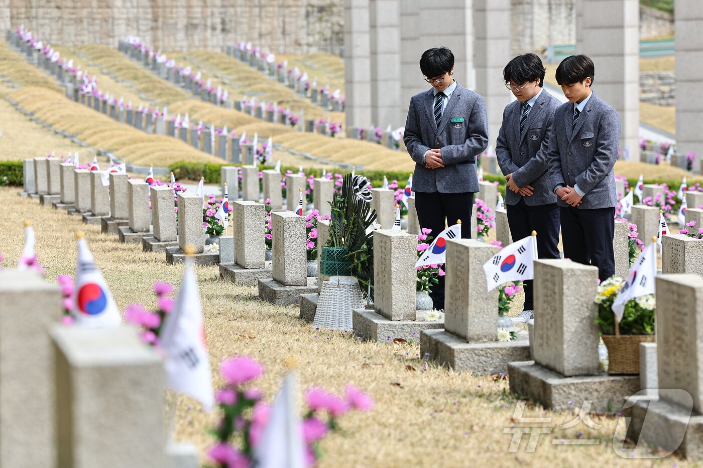 본문 이미지 - 4·19혁명 기념일을 하루 앞둔 18일 서울 강북구 국립 4·19 민주묘지에서 인창고등학교 학생들이 선배의 묘역에서 참배하고 있다. 2025.4.18/뉴스1 ⓒ News1 김도우 기자