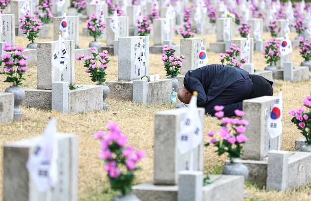 [뉴스1 PICK]내일 4·19혁명 기념일…민주묘지 추모 발길 이어져