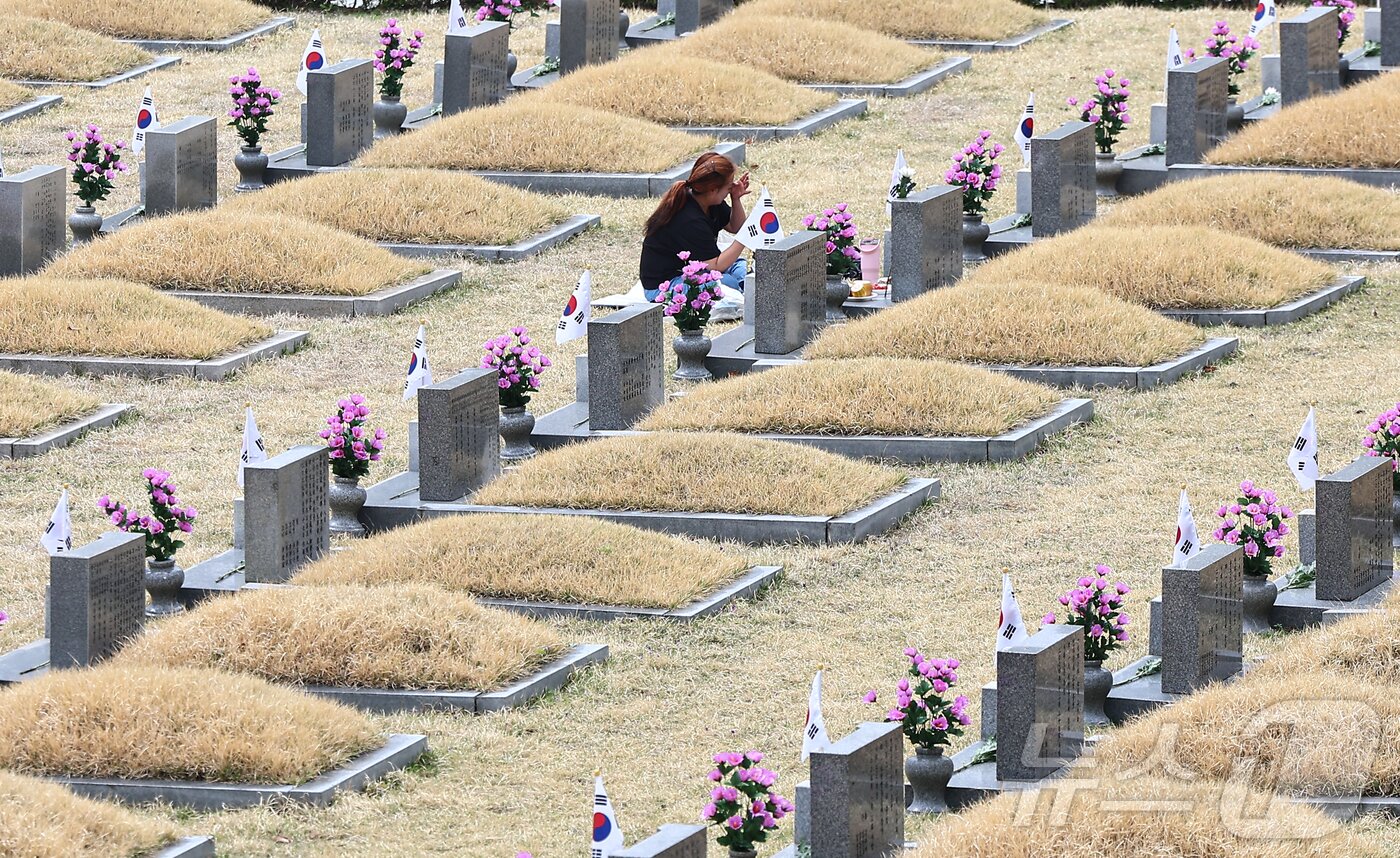 본문 이미지 - 4·19혁명 기념일을 하루 앞둔 18일 서울 강북구 국립 4·19 민주묘지에서 유가족이 참배하고 있다. 2025.4.18/뉴스1 ⓒ News1 김도우 기자