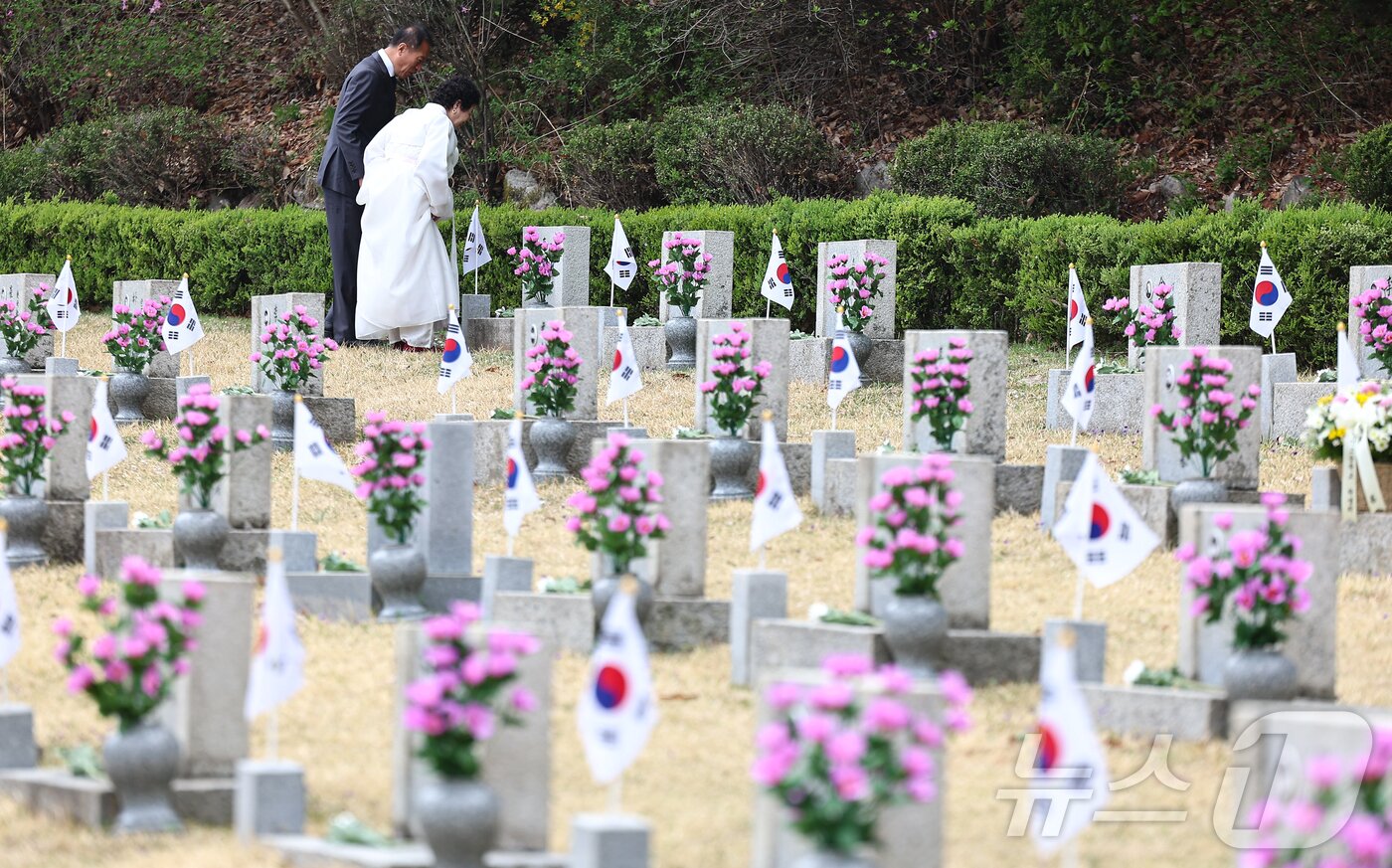 본문 이미지 - 4·19혁명 기념일을 하루 앞둔 18일 서울 강북구 국립 4·19 민주묘지에서 유가족이 참배하고 있다. 2025.4.18/뉴스1 ⓒ News1 김도우 기자