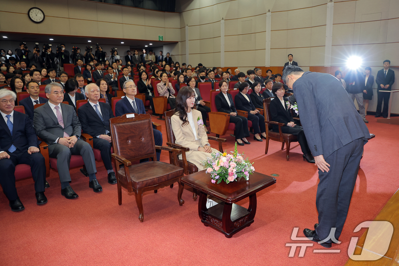 (서울=뉴스1) 박정호 기자 = 문형배 헌법재판소장 권한대행이 18일 오전 서울 종로구 재동 헌법재판소 대강당에서 열린 문형배·이미선 헌법재판관 퇴임식에서 퇴임사에 앞서 고개 숙여 …
