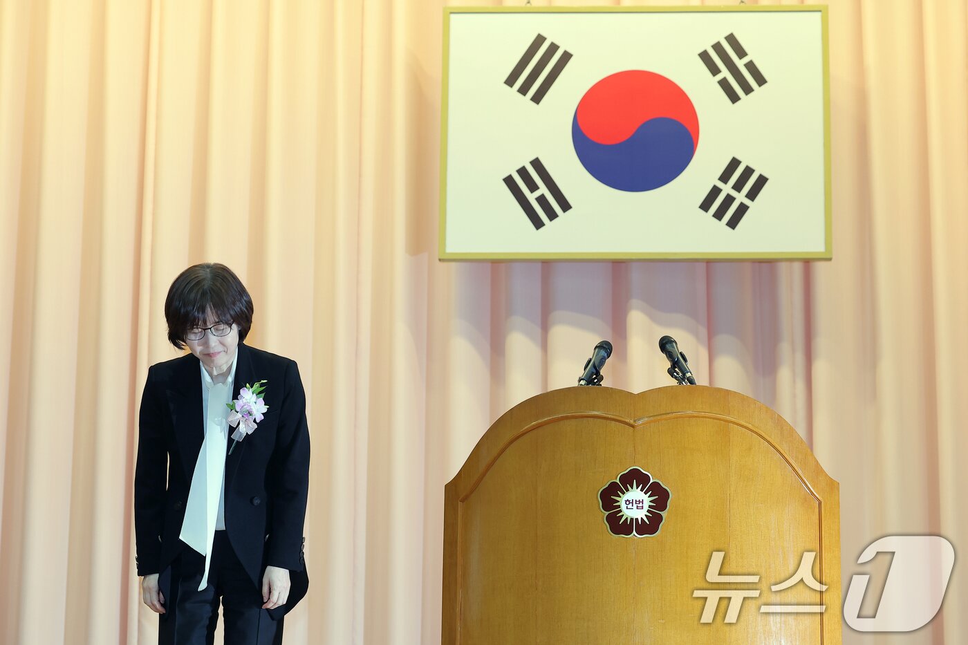 본문 이미지 - 이미선 헌법재판관이 18일 오전 서울 종로구 재동 헌법재판소 대강당에서 열린 문형배·이미선 헌법재판관 퇴임식에서 퇴임사를 위해 무대에 올라 인사하고 있다. 2025.4.18/뉴스1 ⓒ News1 박정호 기자