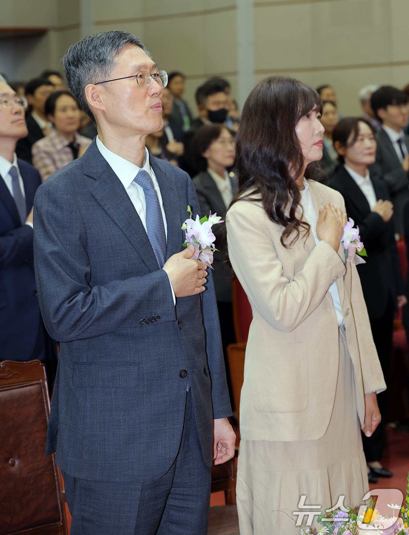 (서울=뉴스1) 박정호 기자 = 문형배 헌법재판소장 권한대행이 18일 오전 서울 종로구 재동 헌법재판소 대강당에서 열린 문형배·이미선 헌법재판관 퇴임식에서 국민의례를 하고 있다. …