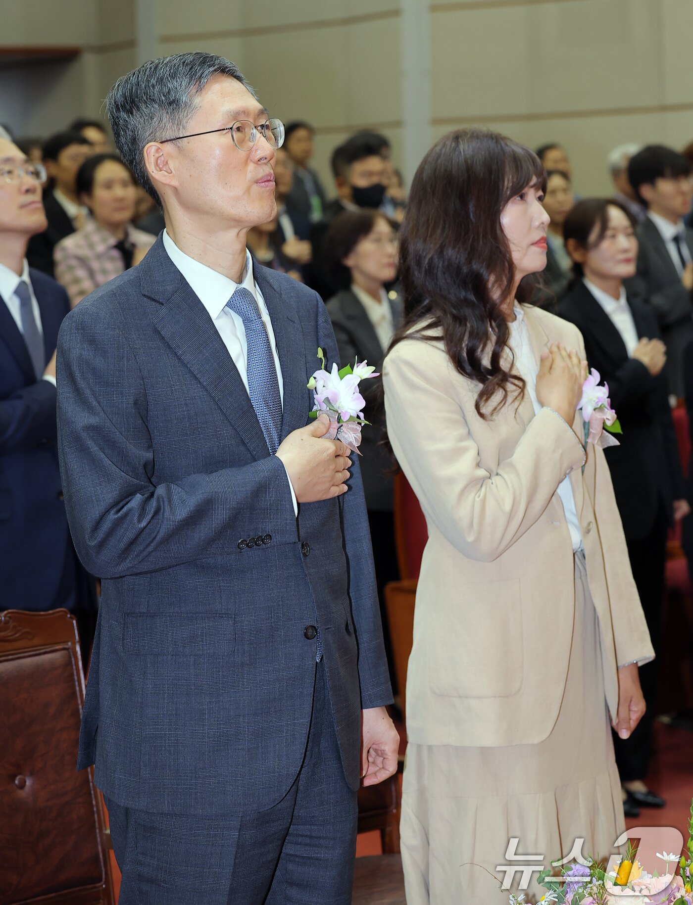 본문 이미지 - 문형배 헌법재판소장 권한대행이 18일 오전 서울 종로구 재동 헌법재판소 대강당에서 열린 문형배·이미선 헌법재판관 퇴임식에서 국민의례를 하고 있다. 2025.4.18/뉴스1 ⓒ News1 박정호 기자