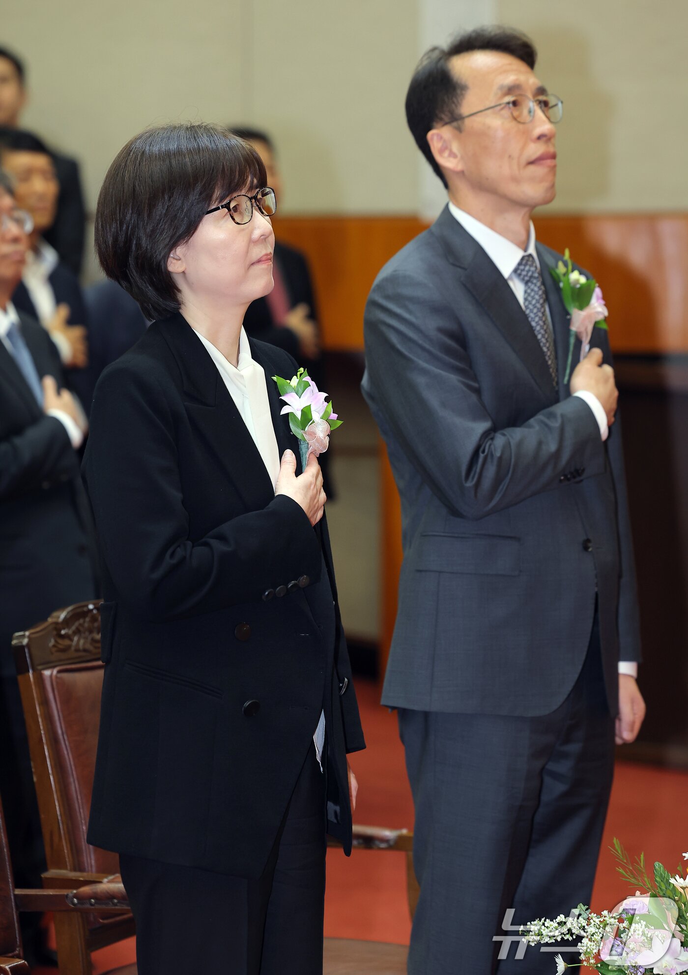 본문 이미지 - 이미선 헌법재판관이 18일 오전 서울 종로구 재동 헌법재판소 대강당에서 열린 문형배·이미선 헌법재판관 퇴임식에서 국민의례를 하고 있다. 2025.4.18/뉴스1 ⓒ News1 박정호 기자